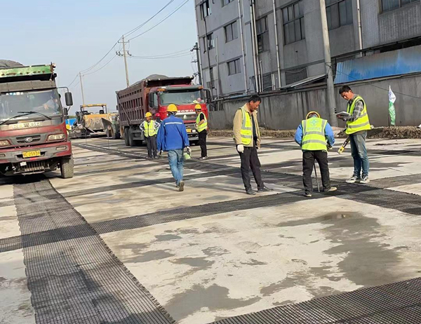 云溪老材料的新故事：玻璃纤维土工格栅如何在‘白改黑’浪潮中重获新生？
